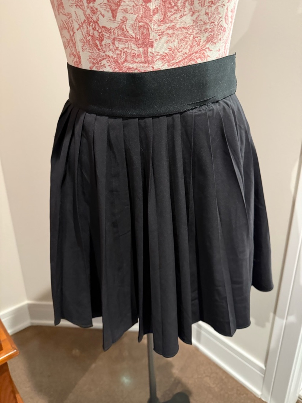 Aritzia Black Pleated Mini Skirt